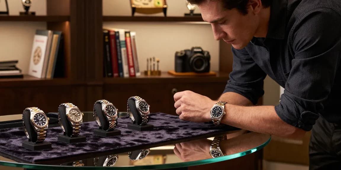 Discover exquisite Rolex super clone watches showcasing elegant craftsmanship and luxurious details in a stylish setting.